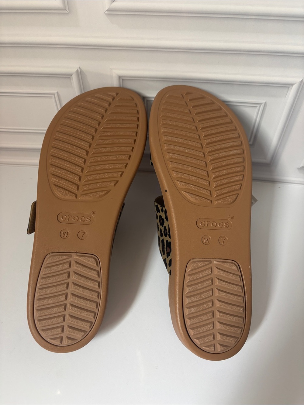 Brand New Crocs Brooklyn Leopard Print Sandals – Women’s Size 7 - Picture 4 of 4